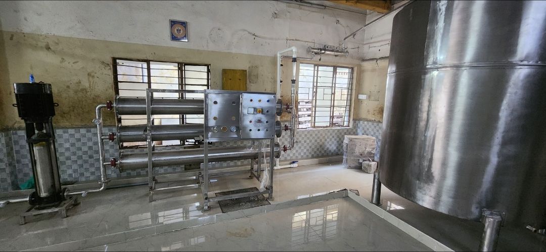 Industrial SS RO plant with control panel and SS storage tank – PureFlux Engineering, Chennai