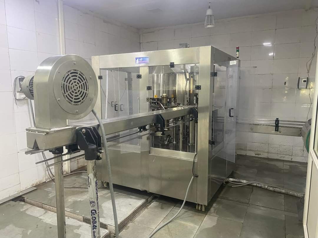 Automatic rinsing, filling and capping machine in a filling room – PureFlux Engineering, Chennai